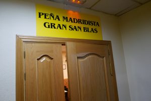 Cartel indicando que el bar es la peña madridista Gran San Blas