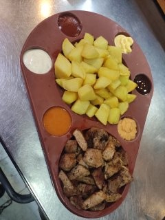 05-TABLA COMPLETA DE PATATAS MORUNOS Y 6 SALSAS