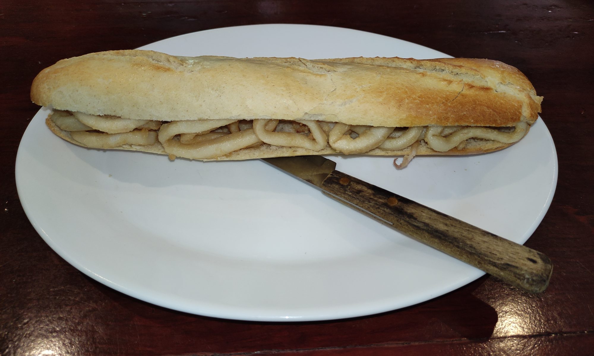 BOCADILLO-DE-AUTENTICOS-CALAMARES-BAR-SUPERA