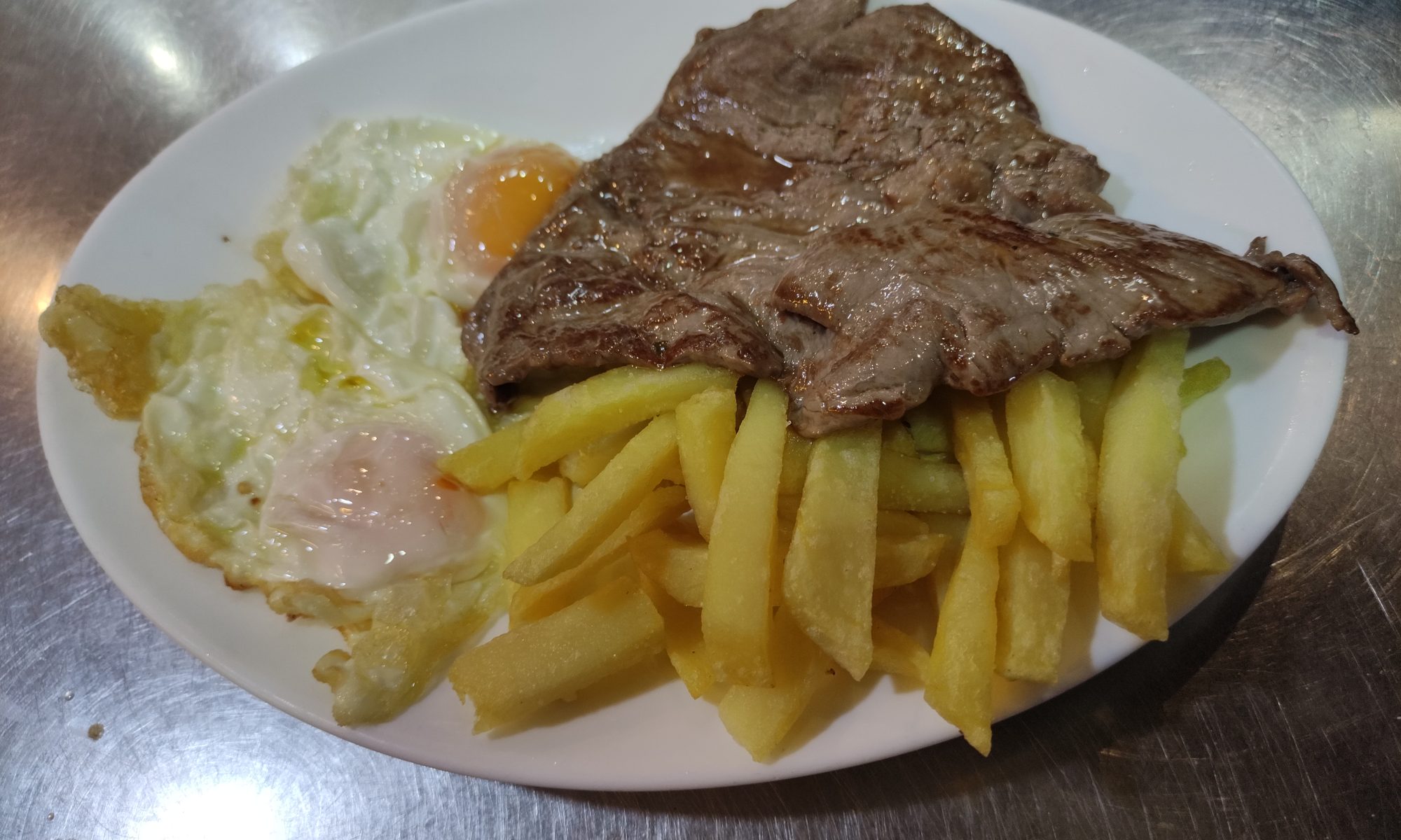 FILETE-TERNERA-CON-PATATAS-FRITAS-Y-DOS-HUEVOS-FRITOS