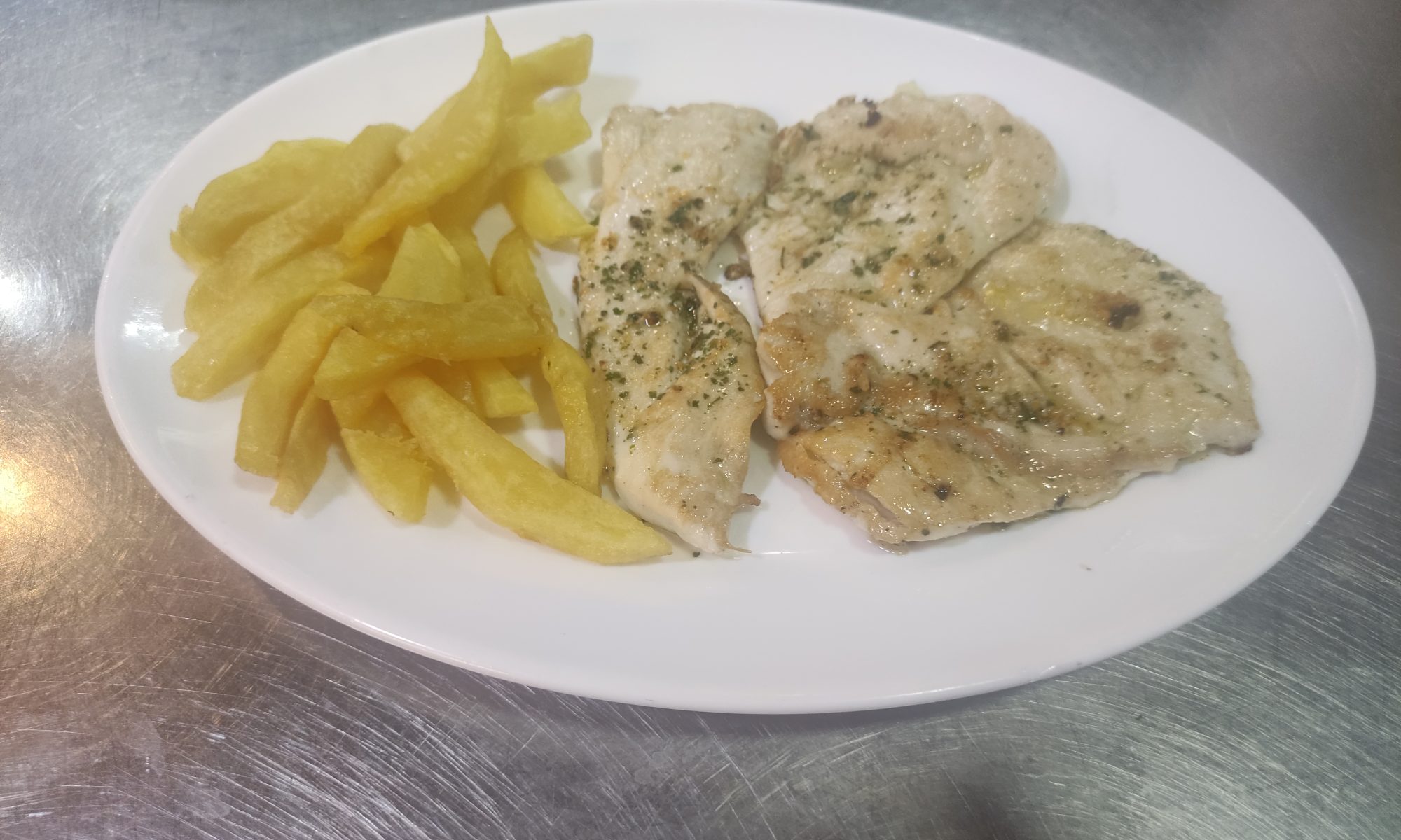 FILETE-DE-POLLO-CON-PATATAS-FRITAS-BAR-SUPERA
