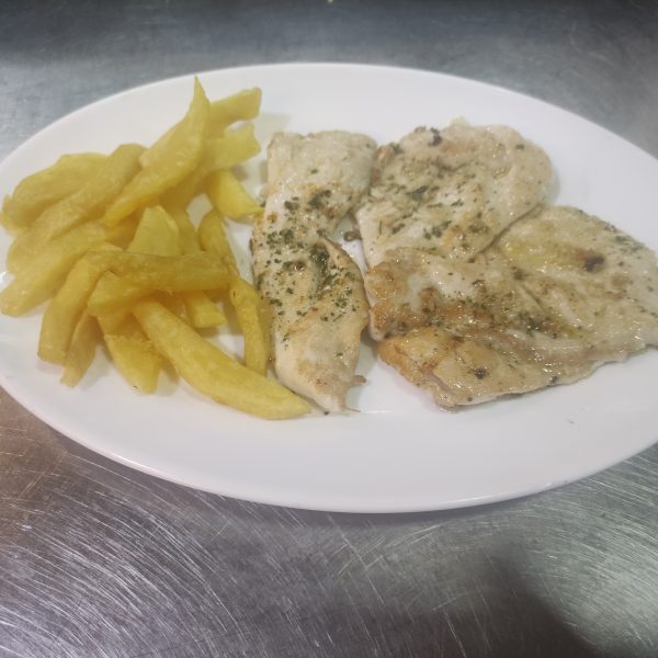 06-FILETE DE POLLO CON PATATAS O ENSALADA
