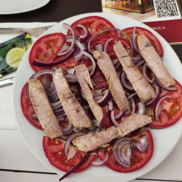 02-ENSALADA DE TOMATE CON VENTRESCA Y CEBOLLA  **nueva**